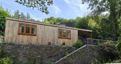 Ty Barddu nr. Newcastle Emlyn
