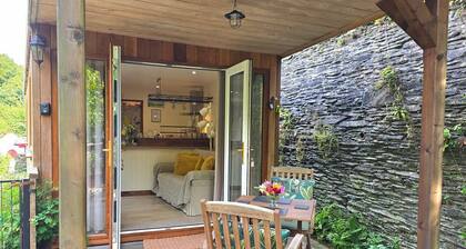 Ty Barddu nr. Newcastle Emlyn