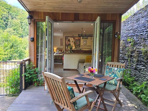 Ty Barddu nr. Newcastle Emlyn