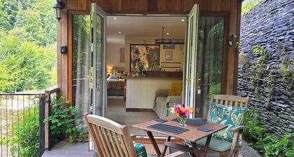 Ty Barddu nr. Newcastle Emlyn