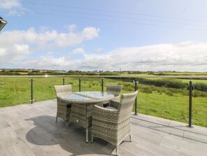 Outdoor dining - Tyddyn Bach, Rhydwyn (Holyhead)