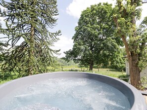 Outdoor spa tub - Pentre Hall, Bronygarth (Oswestry)