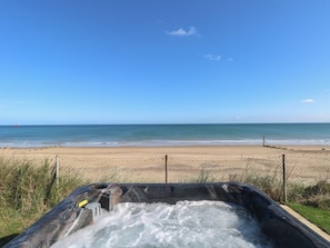 Ein Whirlpool mit Blick auf Strand und Meer.