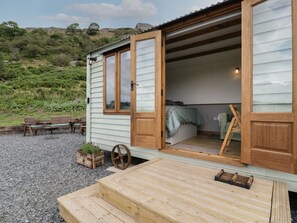 Terrace/patio - Tan Y Castell Shepherds Hut,. (Llangollen)