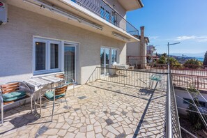 Outdoor dining - Spacious apartment for 6 people with balcony and sea view in Dramalj (Dramalj)