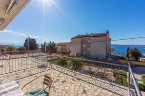 Outdoor dining - Spacious apartment for 6 people with balcony and sea view in Dramalj (Dramalj)