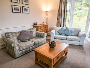 Living area - Charming Park View Apartment in Whitby (Whitby)