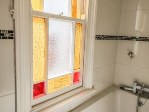 Shower - Charming Park View Apartment in Whitby (Whitby)