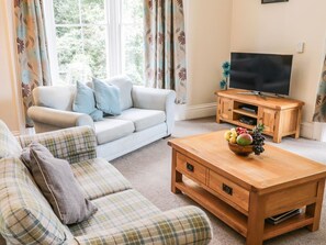 Living area - Charming Park View Apartment in Whitby (Whitby)