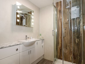 Shower - Aldena in Porthmadog, Gwynedd. (Porthmadog)