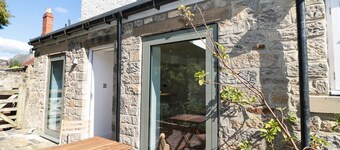 TEVIOT COTTAGE, vibrant cottage, in Corbridge