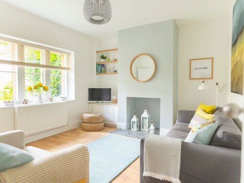 TEVIOT COTTAGE, vibrant cottage, in Corbridge