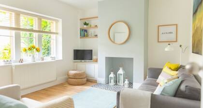 TEVIOT COTTAGE, vibrant cottage, in Corbridge