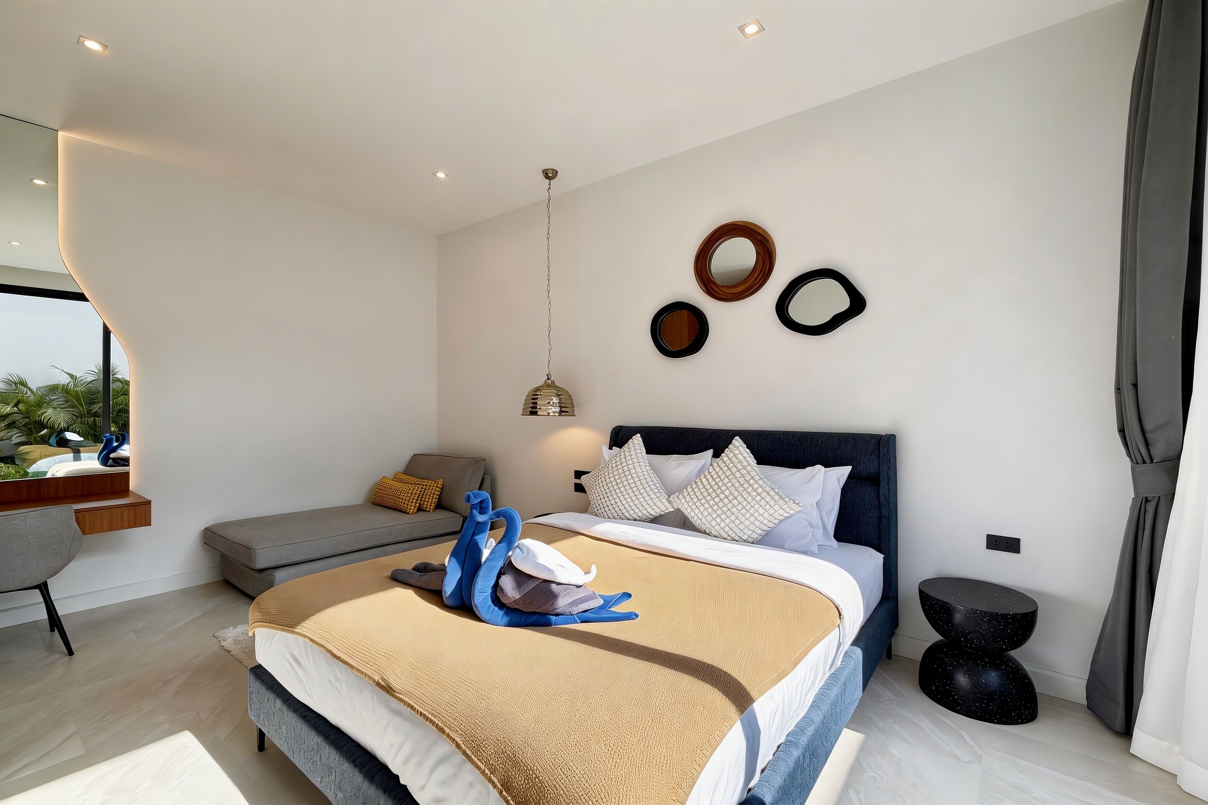 Un dormitorio moderno con cama, mesita de noche y espejo en la pared.