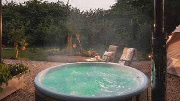 Outdoor spa tub