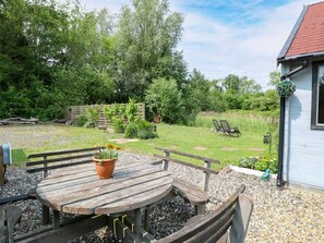 Outdoor dining - Dragonfly Lodge, Whinburgh (Dereham)