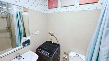 Douche, bidet, serviettes fournies, savon