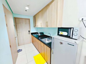 Private kitchen - Budget Staycation MOA | WiFi Smart TV (Pasay City)