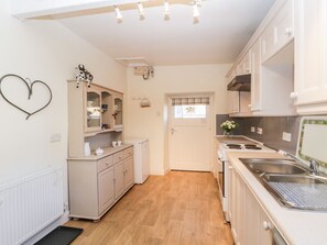 Private kitchen - Manor House Farm Cottage, Staithes (Saltburn-by-the-Sea)