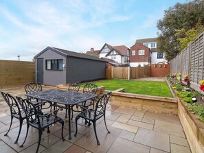 Outdoor dining - Highland House, Sheringham (Sheringham)