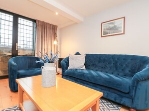 Living area - Charming Blue Peter Retreat in Whitby (Whitby)