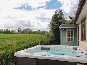 Outdoor spa tub - Te Papa, North Petherton 4 bed (Bridgwater)
