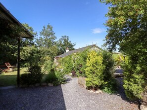 Property grounds - Ysgubor Ucha, Pwllglas (Ruthin)