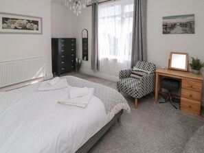 Room - 18 Acklington Road is in Amble (Morpeth)