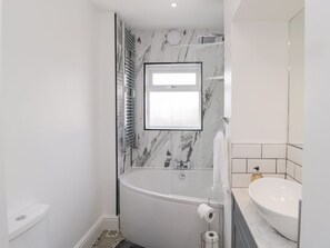 Shower - 18 Acklington Road is in Amble (Morpeth)
