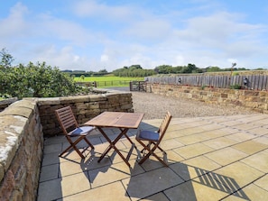 Outdoor dining - Lottie's Cottage Whitby, 1 bed (Whitby)