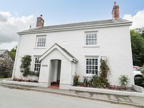 A white building with a small entrance, two windows, and a chimney. - LLYS ALAW, woodburner, WiFi, near Abergele (Abergele)