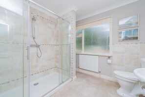 Shower - Pear Tree Cottage, Pulverbatch (Shrewsbury)