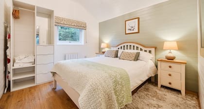 Ash Lodge, Pennington