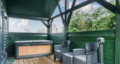 Ash Lodge, Pennington