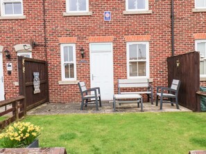 Outdoor dining - Porters Rest, Whitby (Whitby)