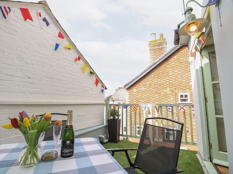Outdoor dining. Seapie Corner in Isle of Wight