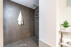 Shower, hair dryer, bidet, towels - Palazzo Sambuca Charming by Wonderful Italy (Palermo)