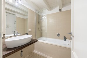 Shower, hair dryer, bidet, towels - Palazzo Sambuca Charming by Wonderful Italy (Palermo)