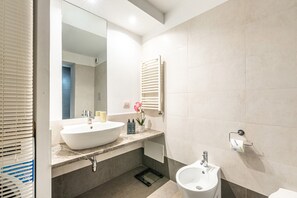 Shower, hair dryer, bidet, towels - Palazzo Sambuca Charming by Wonderful Italy (Palermo)