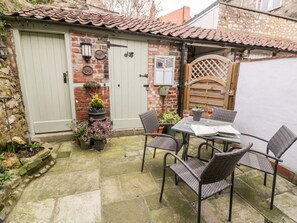 Outdoor dining - Dove Cottage, Pickering (Pickering)