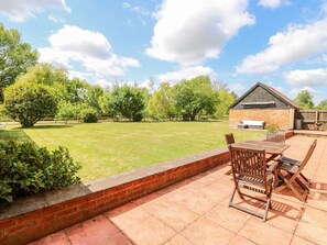 Outdoor dining - Lakeside Barn, Aylsham (North Walsham)