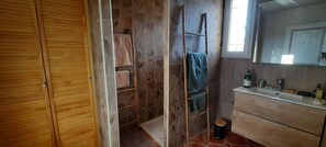 Shower, hair dryer, towels - Apartment 'Gîte Ventoux Blanc' with Mountain View, Private Pool and Wi-Fi (Méthamis)