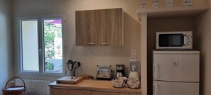 Fridge, microwave, oven, stovetop - Apartment 'Gîte Ventoux Blanc' with Mountain View, Private Pool and Wi-Fi (Méthamis)