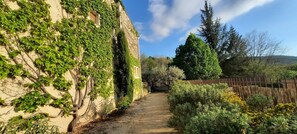 Property grounds - Apartment 'Gîte Ventoux Blanc' with Mountain View, Private Pool and Wi-Fi (Méthamis)