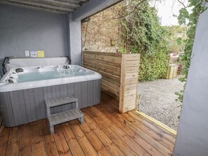 Outdoor spa tub - Le Durkestrete Cellar, Haverfordwest (Haverfordwest)