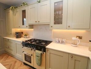 Private kitchen - Hunter's Lodge, Buxton. 2 bed. (Buxton)