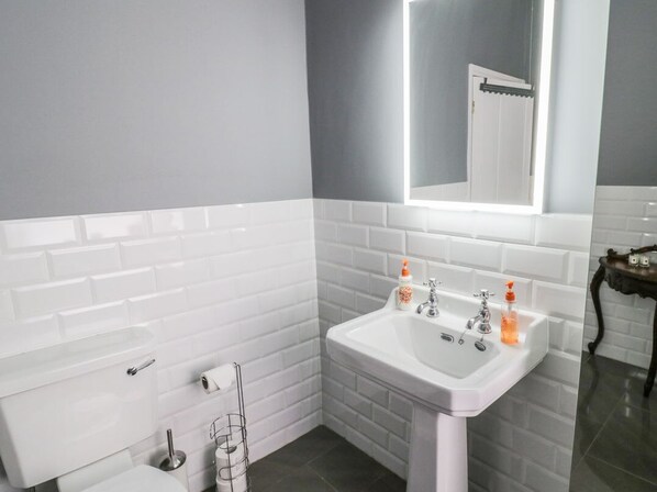 Shower - Angel Cottage, Skipton (Skipton)