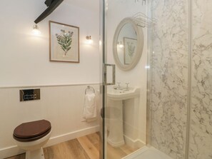 Shower - Byways, Madresfield, near Malvern, Worcestershire. (Malvern)
