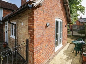 Outdoor dining - Chapel Cottage, near Pershore. (Pershore)