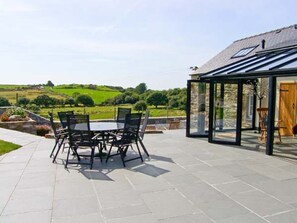 Outdoor dining - Garth Morthin The Barn, Porthmadog (Porthmadog)